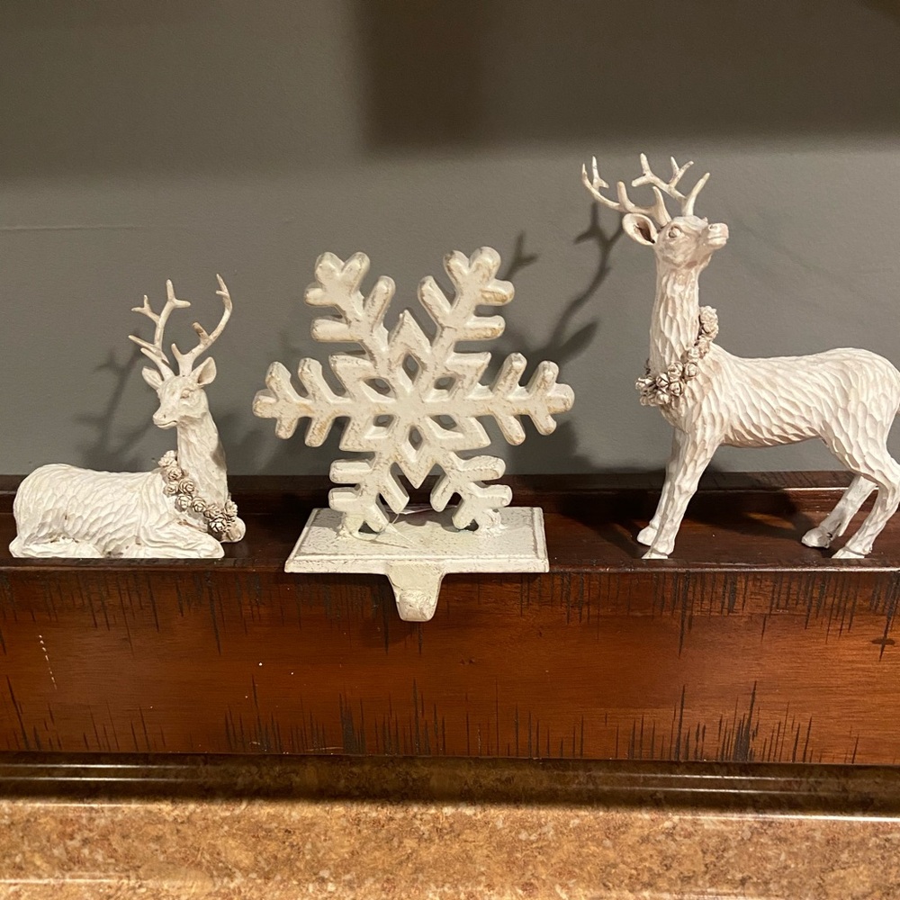 Elegant White Holiday Decor Set